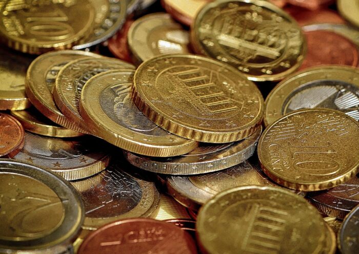 Nahaufnahme eines Haufens von Euro-Münzen in verschiedenen Werten (1 Cent bis 2 Euro) – symbolisiert Sparen, Budgetplanung und kostengünstige Krisenvorsorge.