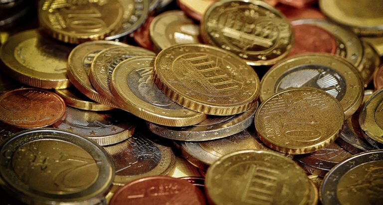 Nahaufnahme eines Haufens von Euro-Münzen in verschiedenen Werten (1 Cent bis 2 Euro) – symbolisiert Sparen, Budgetplanung und kostengünstige Krisenvorsorge.