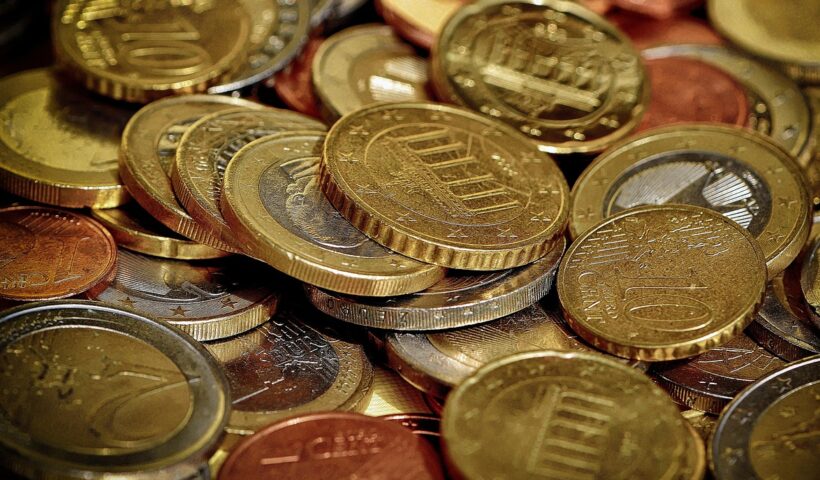 Nahaufnahme eines Haufens von Euro-Münzen in verschiedenen Werten (1 Cent bis 2 Euro) – symbolisiert Sparen, Budgetplanung und kostengünstige Krisenvorsorge.