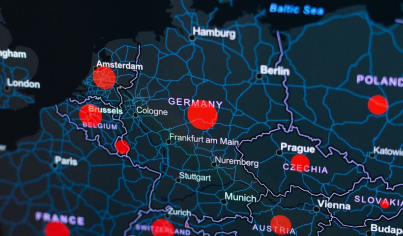 Karte von Europa mit Fokus auf Deutschland und markierten Hotspots (rote Punkte) in Amsterdam, Brüssel, Berlin, Prag und Wien – symbolische Darstellung von möglichen Krisenherden oder Risikobereichen in Europa.